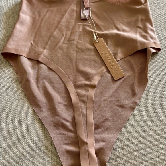 Skims High Waisted Sculpting Thong Size M - Picture 3 of 4